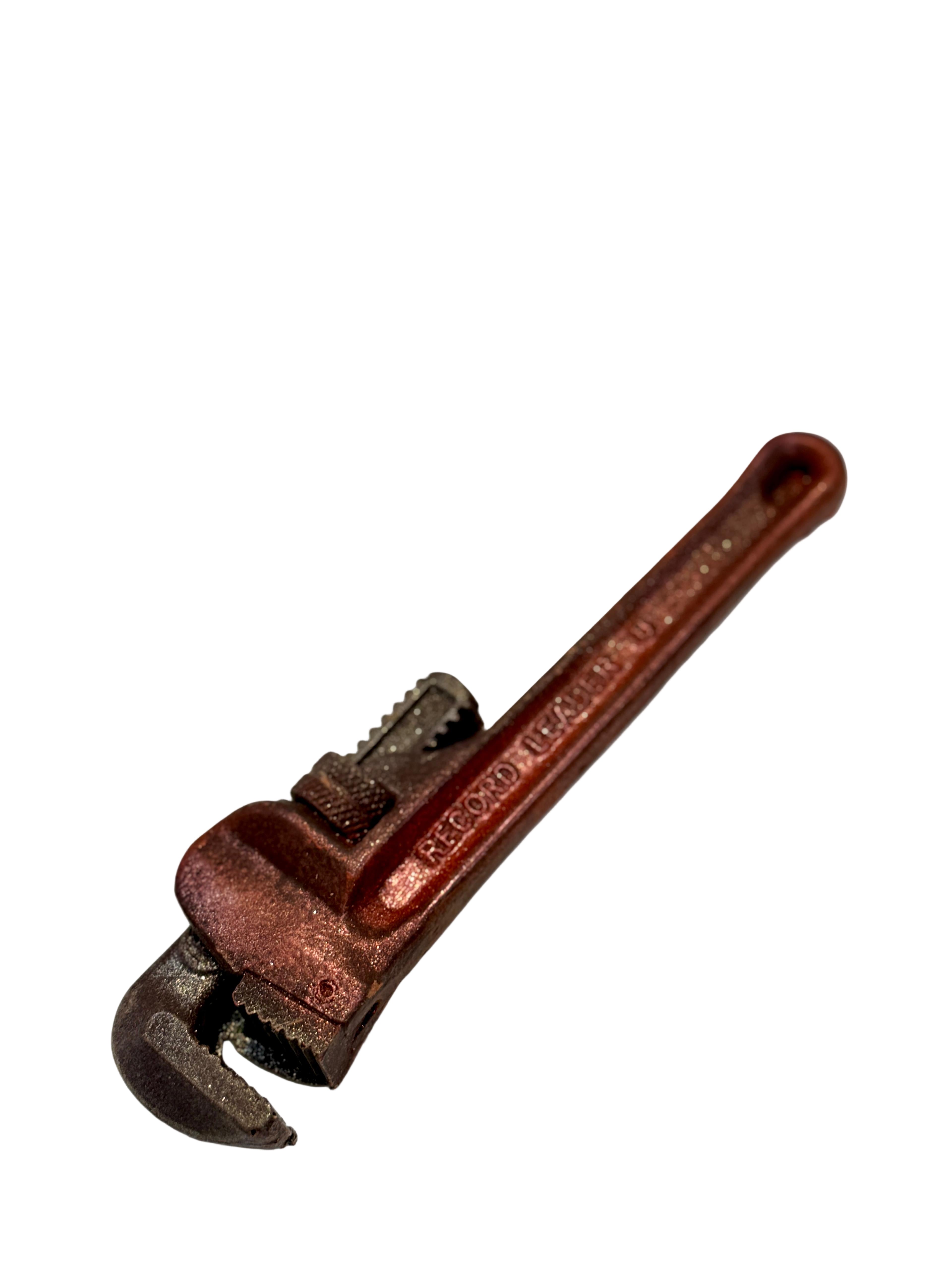 Scatola regalo con forbice, bulloni, chiave inglese e giratubo