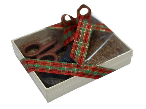 Scatola regalo con forbice e taglierino in cioccolato