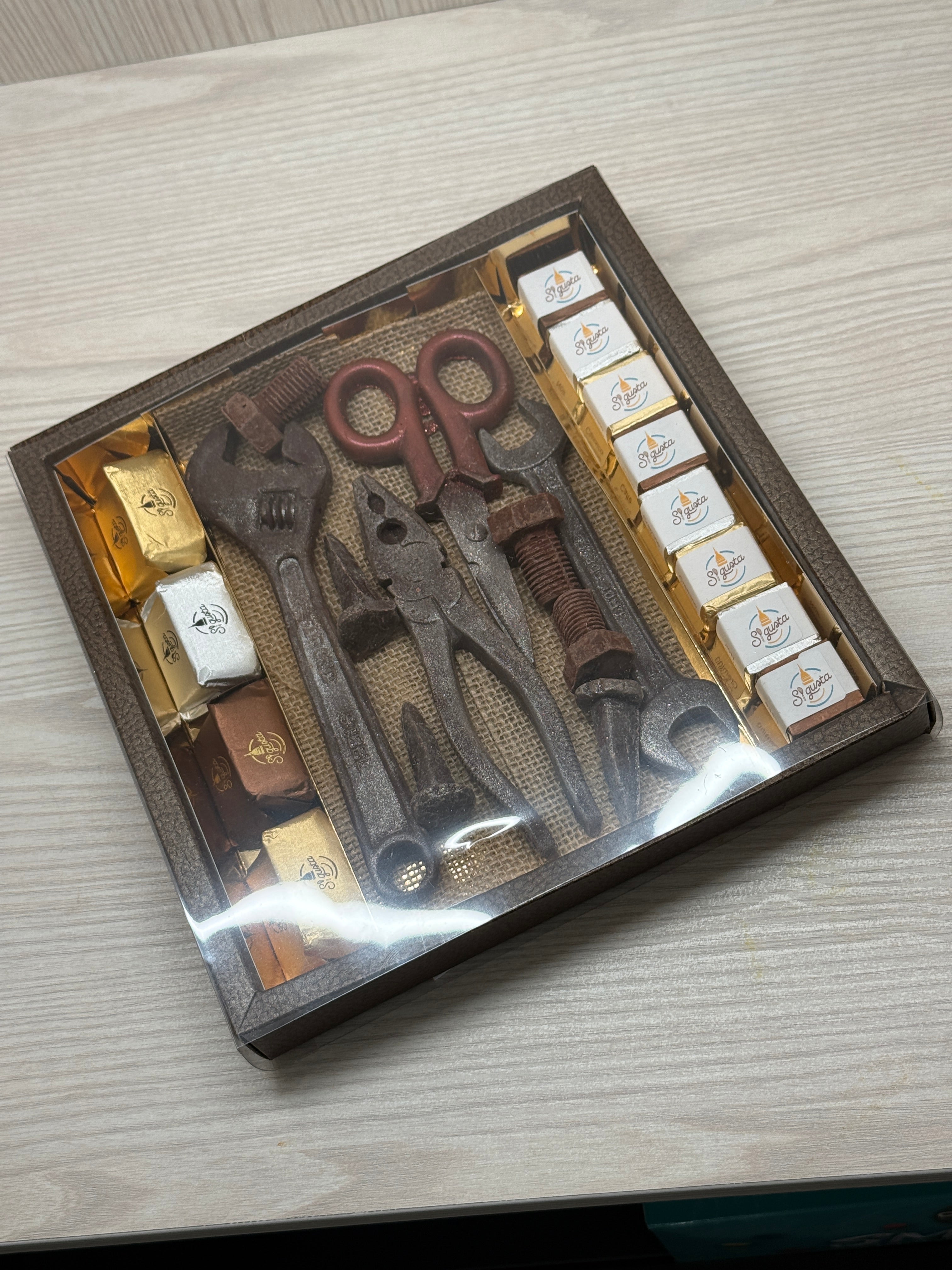 Scatola regalo con attrezzi di cioccolato e cioccolatini