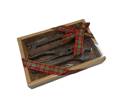Scatola regalo con chiave fissa piccola, chiave inglese, martello e pinza